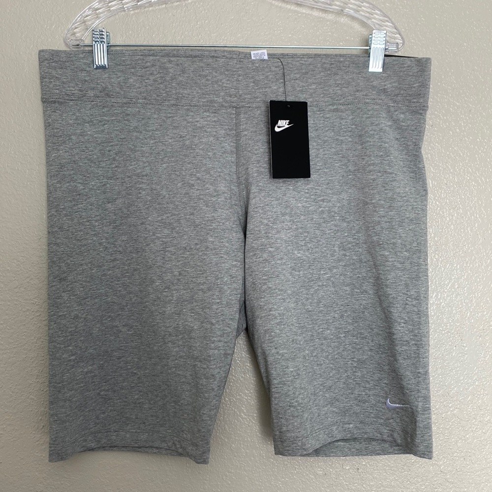 Nike Women’s Tight Fit Short XXL